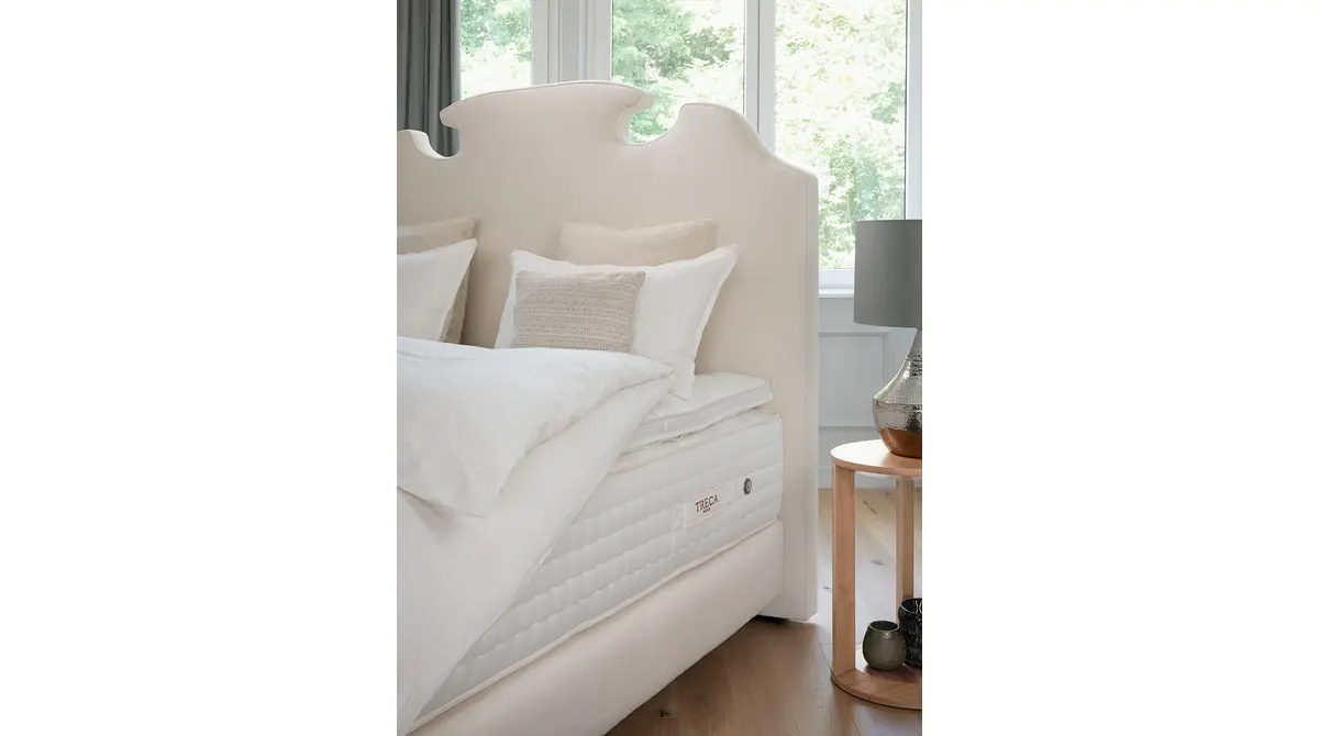 Montaigne, product photo