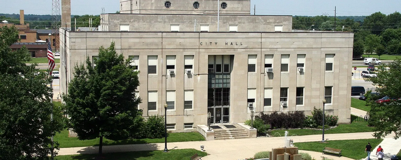 Terre Haute City Hall and its fountain